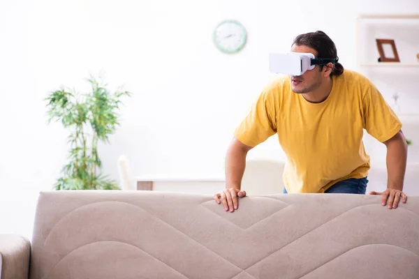 Jeune homme avec des lunettes de réalité virtuelle à la maison — Photo