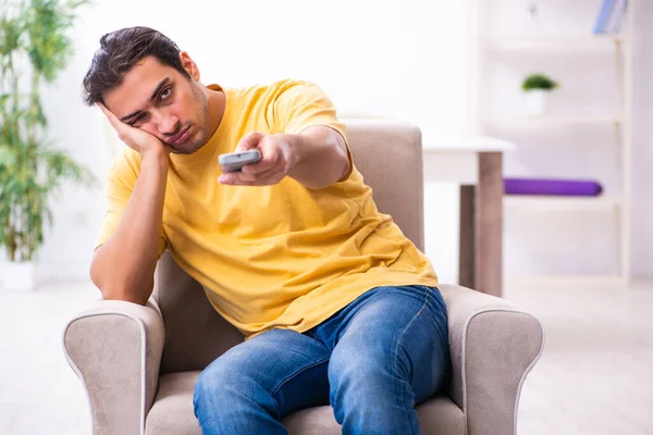 Jovem assistindo tv em casa — Fotografia de Stock