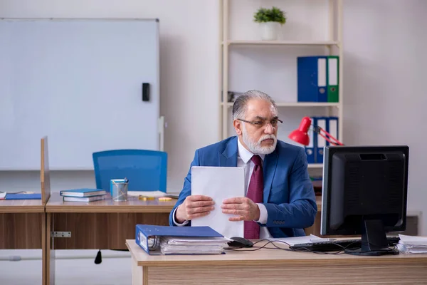 Velho empregado chefe do sexo masculino que trabalha no escritório — Fotografia de Stock