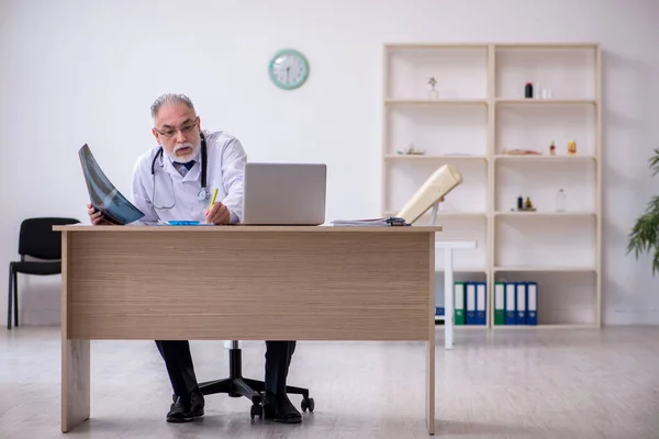 Viejo médico que trabaja en la clínica —  Fotos de Stock