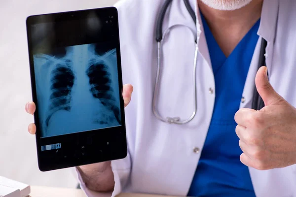 Old male doctor radiologist in telehealth concept — Stock Photo, Image