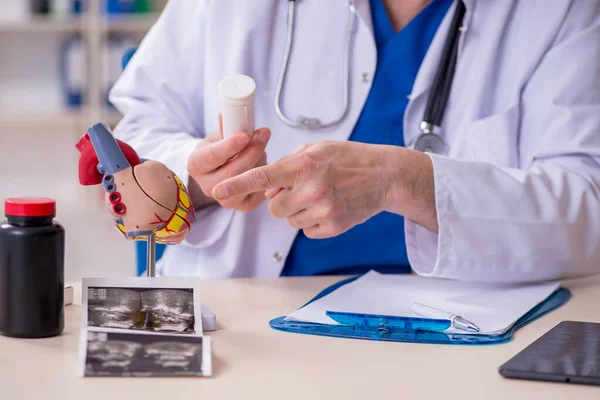 Velho médico cardiologista no conceito de telessaúde — Fotografia de Stock