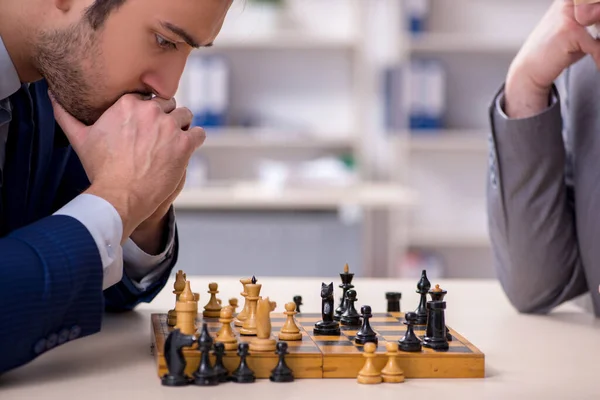 Dois homens de negócios jogando xadrez no escritório — Fotografia de Stock