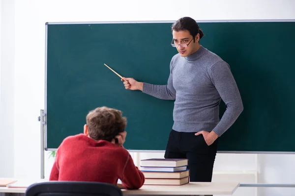 Jonge mannelijke leraar en schooljongen in de klas — Stockfoto