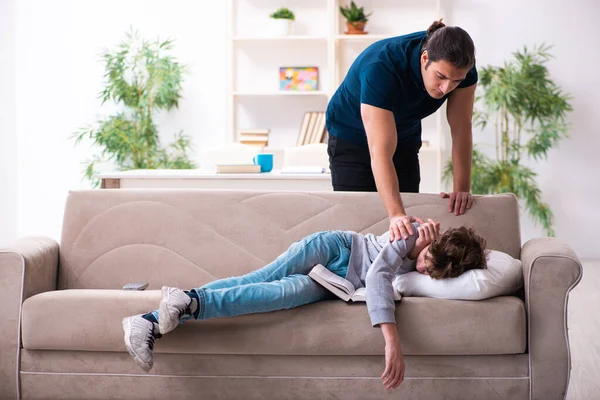 Pai e filho em preparação conceito exame — Fotografia de Stock