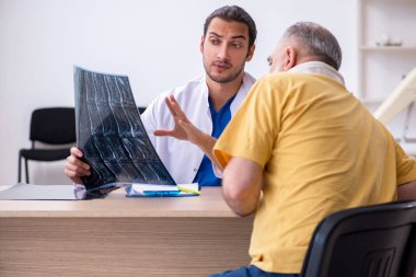 Yaşlı boyun yaralanması genç erkek doktor radyolojisti ziyaret ediyor.