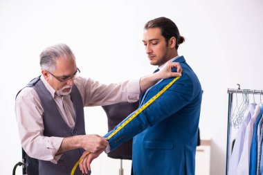 Genç işadamı yaşlı terziyi ziyaret ediyor.