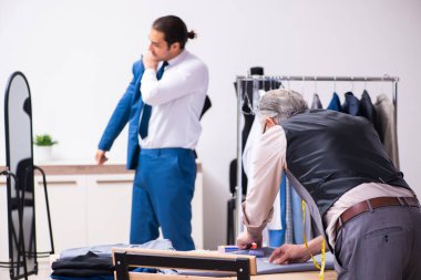 Genç işadamı yaşlı terziyi ziyaret ediyor.