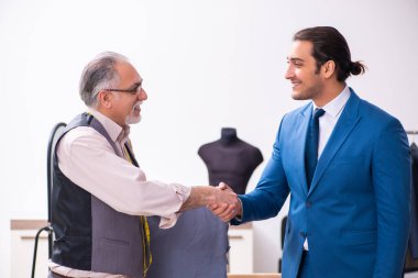 Genç işadamı yaşlı terziyi ziyaret ediyor.