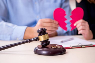 Boşanma konseptinde genç bir çift