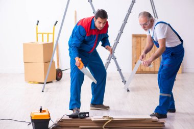 İki müteahhit ve yılan içeride.