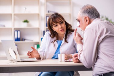 Yaşlı adam estetik ameliyat için genç bayan doktoru ziyaret ediyor.