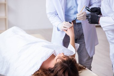 Polis morgdaki cesedi inceliyor.