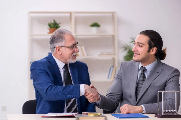 Zwei Geschäftsleute und Meditationsbälle auf dem Tisch — Stockfoto