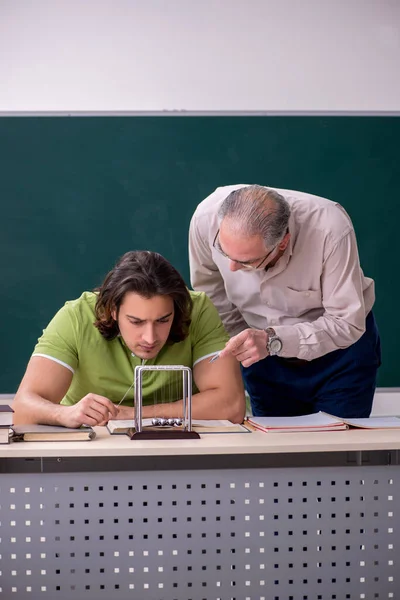 Starý profesor fyzik a mladý student ve třídě — Stock fotografie