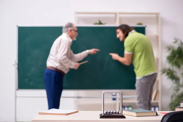 Régi professzor fizikus és fiatal diák az osztályteremben — Stock Fotó