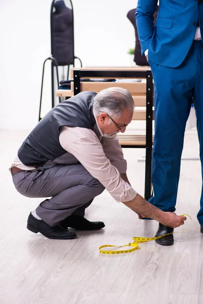 Young businessman visiting old male tailor — Stock Photo, Image