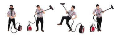 Elektrikli süpürgeyle beyaz üzerine komik adam.