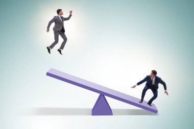 İş adamı ve tahterevalliyle rekabet konsepti