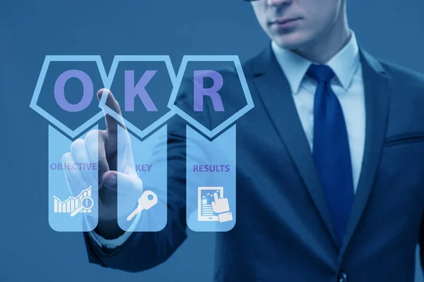 OKR-konceptet med objektiva nyckelresultat och affärsman — Stockfoto