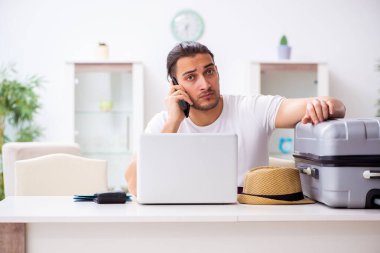 Genç adam evden ayrılmaya hazırlanıyor.