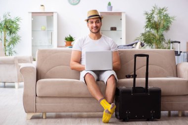 Genç adam evden ayrılmaya hazırlanıyor.