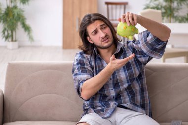 Yoksulluk konsepti içinde genç bir erkek öğrenci