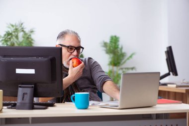 Salgın sırasında evde çalışan yaşlı bir erkek işçi.