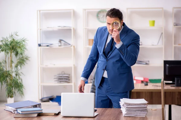 Joven empleado masculino infeliz con el trabajo excesivo —  Fotos de Stock