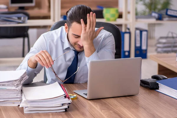 Junge männliche Mitarbeiter unzufrieden mit exzessiver Arbeit — Stockfoto