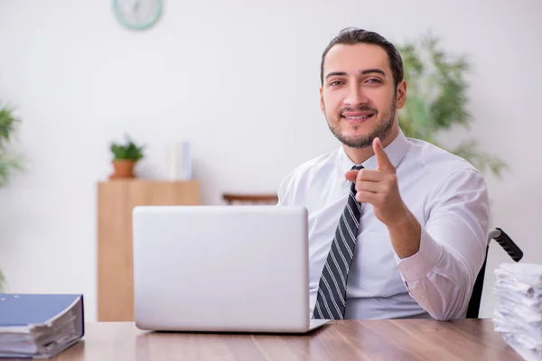 Jonge gehandicapte werknemer die op het werk lijdt — Stockfoto