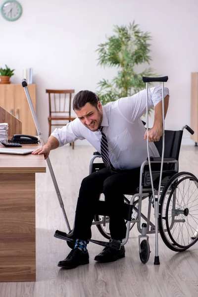 Jovem trabalhador deficiente que sofre no local de trabalho — Fotografia de Stock