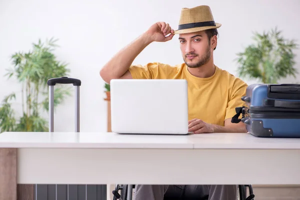 Ung man i rullstol förbereder sig för avfärd hemma — Stockfoto