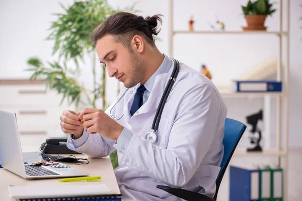 Junger Arzt arbeitet in der Klinik — Stockfoto