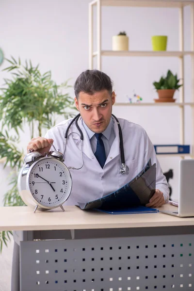 Joven médico masculino que trabaja en la clínica — Foto de Stock