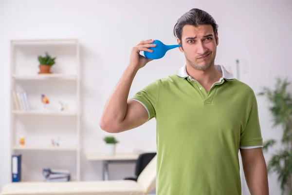 Ung man väntar på läkare på kliniken — Stockfoto