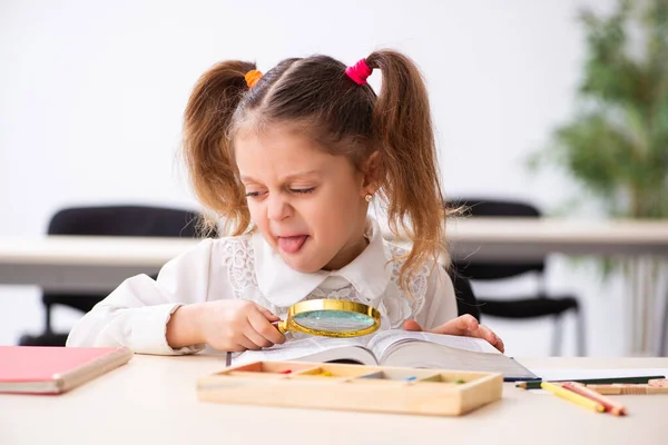 Niña pequeña en el concepto de desarrollo temprano — Foto de Stock