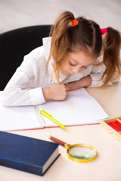 Niña pequeña en el concepto de desarrollo temprano — Foto de Stock