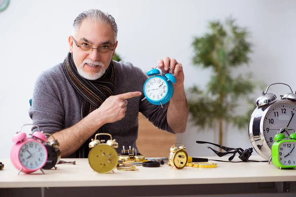 Старий чоловік годинник працює в майстерні — стокове фото