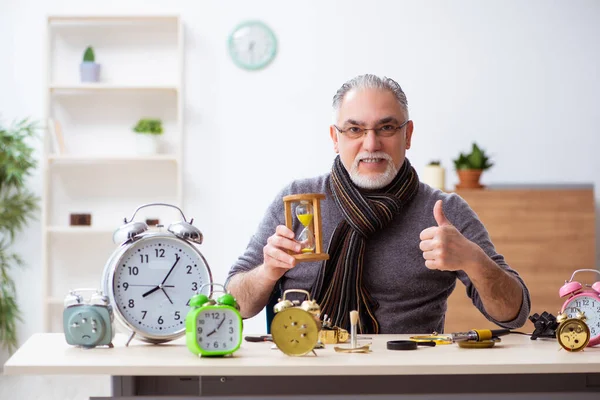 Alter Uhrmacher arbeitet in der Werkstatt — Stockfoto