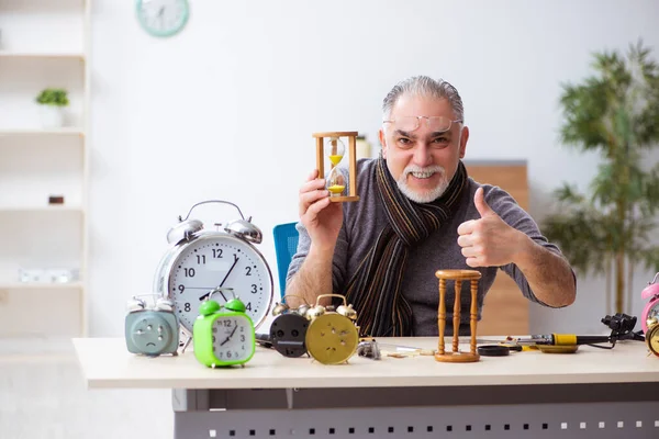 Vecchio orologiaio maschio che lavora in officina — Foto Stock