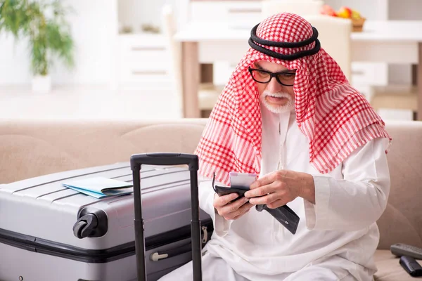 Vecchio uomo d'affari arabo che si prepara per il viaggio d'affari — Foto Stock