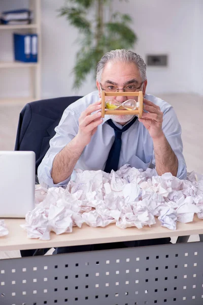 Viejo hombre de negocios rechazando nuevas ideas con muchos papeles — Foto de Stock