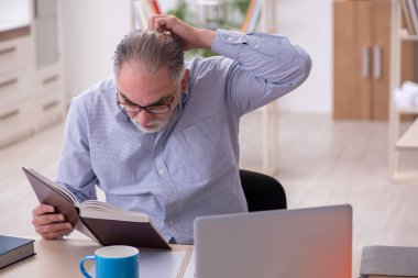 Sınıftaki yaşlı erkek öğretmen.