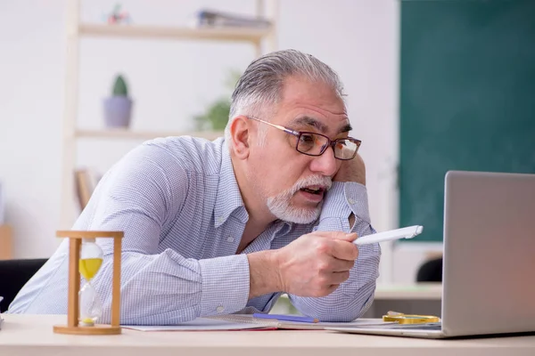 Old male teacher in the classroom — Stock Photo, Image