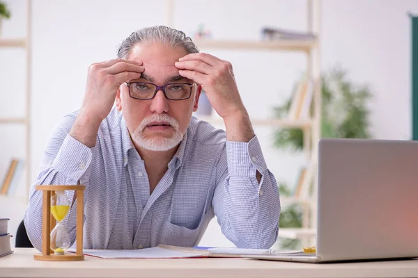 Viejo profesor en el aula — Foto de Stock