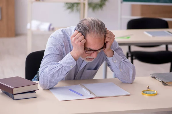 Oude mannelijke leraar in de klas — Stockfoto