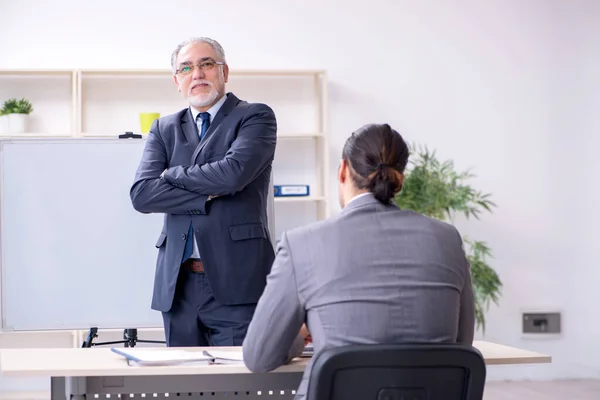 Alte und junge Geschäftsleute im Business-Meeting-Konzept — Stockfoto