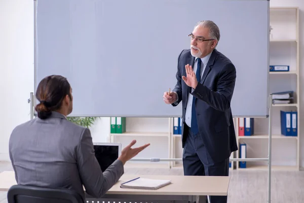 Oude en jonge zakenlieden in business meeting concept — Stockfoto