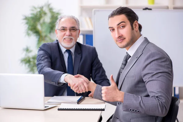 Old and young businessmen in business meeting concept — Stock Photo, Image